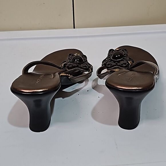 Sandals by Apostrophe Gold Size 8 - Picture 5 of 7